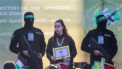 رسالة القوة في ساحة تسليم الأسرى تغضب إسرائيل