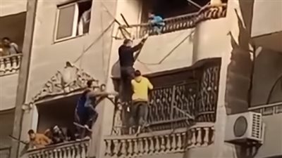 مشهد مثير.. شباب في فيصل ينقذون ثلاثة أطفال من حريق مميت