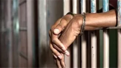 الابن العاق يضرب أمه 