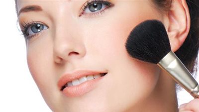 جربي كمادات الشاي.. نصائح وخطوات الحصول على مكياج بدون تلطيخ