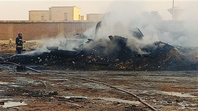 السيطرة على حريق بورشة سفن بالسويس.. والنيران تلتهم مراكب صيد