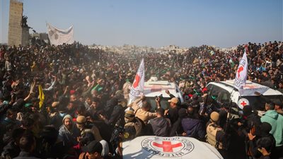 صور| 3 إسرائيليين و5 تايلانديين.. حماس تطلق سراح 8 أسرى من قطاع غزة