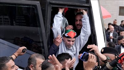 شعار تهديدي على أساور الأسرى الفلسطينيين المحررين.. ما دلالاته؟