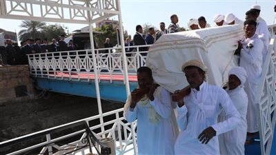 وسط أجراس الكنائس وصوت الأذان.. مراسم جنائزية رسمية لـ الأمير كريم أغاخان 