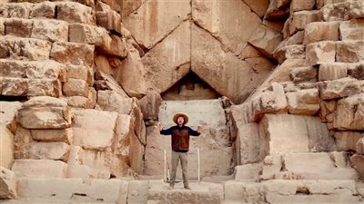 بعد قضاء 100 ساعة داخل الأماكن السرية بأهرامات الجيزة.. من هو مستر بيست؟