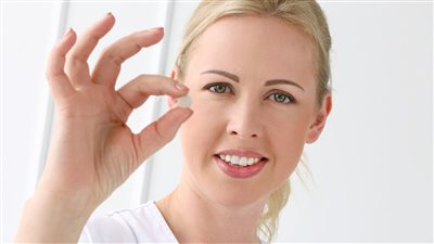 خطورة العدسات اللاصقة.. وكيف تسبب نقص الأكسجين في العين؟