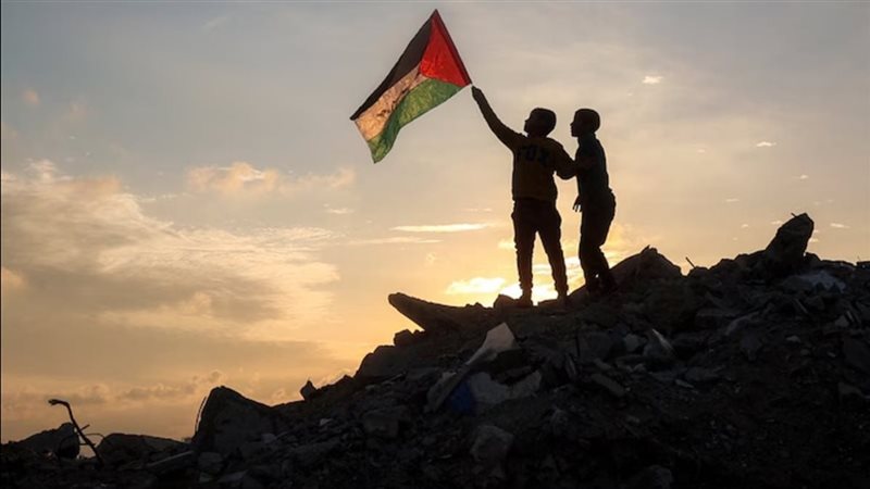 أطفال يرفعون علم