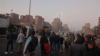 توقف حركة السير أعلى دائرى الخصوص ..التفاصيل بالصور