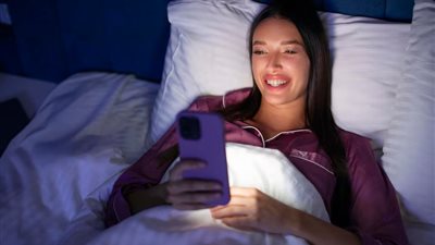 احذر.. تصفح الهاتف قبل النوم يضر المخ