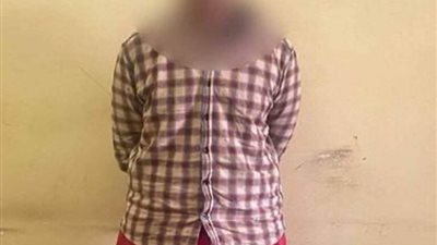 قاتل صديقه في العجوزة يمثل الجريمة: طعنته 3 مرات بسبب خلاف على القمامة