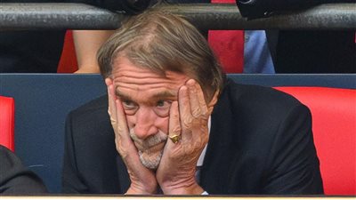 مانشستر يونايتد يدرس مزيدًا من التخفيضات في عدد الموظفين وسط خسائر مالية ضخمة