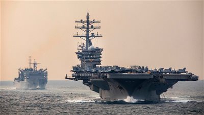 اصطدام حاملة طائرات أمريكية بسفينة تجارية في البحر المتوسط.. ماذا حدث؟