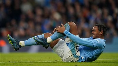 ضربة موجعة لسيتي.. أكانجي خارج مواجهة ريال مدريد وليفربول للإصابة