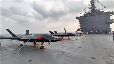 طهران تكشر عن أنيابها.. حاملة الطائرات الإيرانية شهيد باقري تنضم لأسطول الحرس الثوري