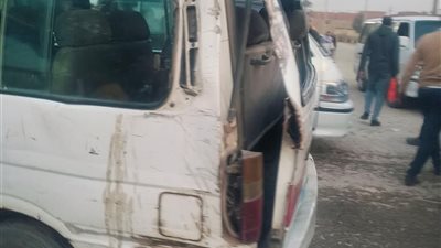 صور| حادث مروع.. تفاصيل دهس تريلا لـ ميكروباص في الصف