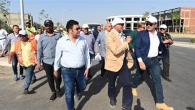 وزير الإسكان يتفقد مشروعات المدن الجديدة ويوجه بتسريع وتيرة التنفيذ