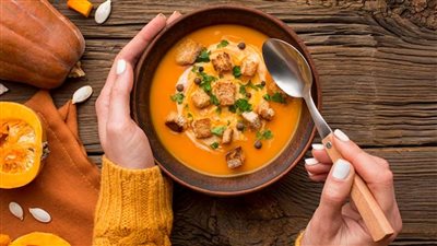 أطعمة شتوية تمنح الدفء وتحمي من التهابات الحلق