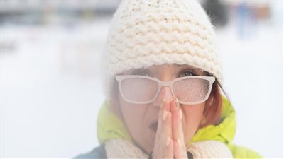 لماذا يرى بعض الأشخاص ضبابية أمام العين؟ السر في متلازمة الثلج البصري