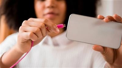 أخطاء شحن الهاتف.. تهديد خفي قد يشعل حريقًا في منزلك
