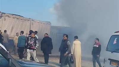 صور| انقلاب سيارة على الطريق الإقليمي واشتعال النيران بها