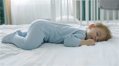 لماذا يتحرك الأطفال أثناء النوم؟ طبيب يشرح الأسباب