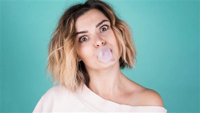 احذر من مضغ اللبان قبل تناول الطعام.. دراسة تكشف مفاجأة