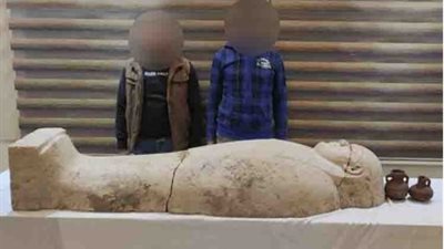 ضبط تابوت أثري وقطع فخارية بحوزة شخصين في سوهاج