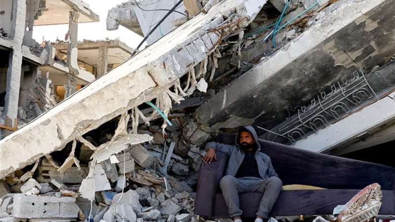 فلسطيني يجلس بين