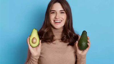 كيف يساعد الأفوكادو في نمو الشعر؟.. إليكِ فوائده وطريقة استخدامه