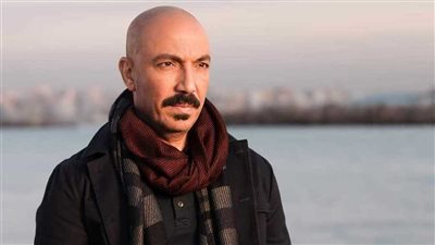 طارق لطفي يثير الجدل بتصريحاته حول التدخين وحجاب زوجته