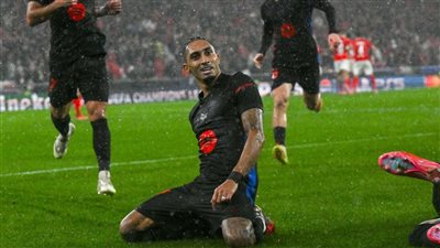 برشلونة يتخطى بنفيكا بعشرة لاعبين ويقترب من ربع النهائي