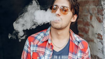 جفاف وفقدان البصر.. هل السجائر الإلكترونية أخطر من العادية؟