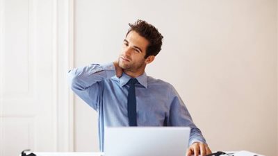 ماذا يحدث لجسمك عند الجلوس لأكثر من 6 ساعات يوميًا؟ احذر المخاطر