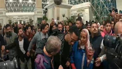 أنتم نمبر وان.. محمد رمضان يمنح لقبه لـ«عمال النظافة»