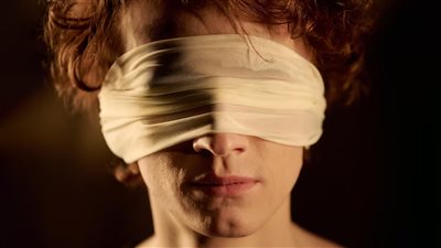 لماذا يصاب الإنسان بـ«العمى العاطفي»؟.. إجابة لن تتوقعها