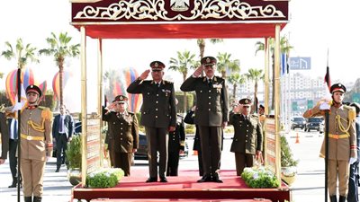 صور| وزير الدفاع يضع الزهور على النصب التذكاري لشهداء القوات المسلحة