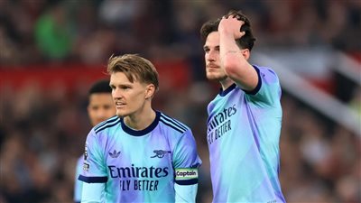 تعادل أرسنال ومانشستر يونايتد يضعف آمال الجانرز في اللقب