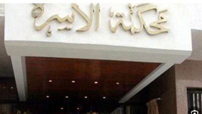 شاب يحمل الزهور أمام محكمة الأسرة: أمي زعلت مراتي فطلبت الخلع