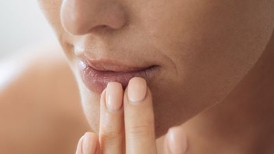 بوصفات طبيعية في المنزل.. تخلصي من اسمرار الشفاه والهالات السوداء