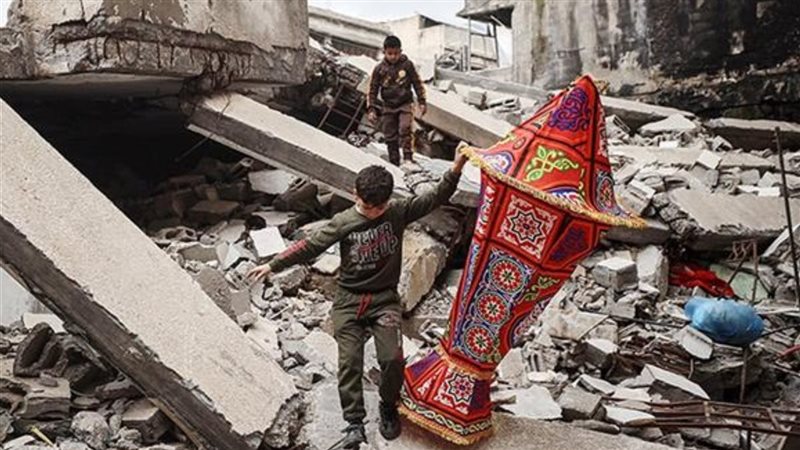 طفل فلسطيني يحمل