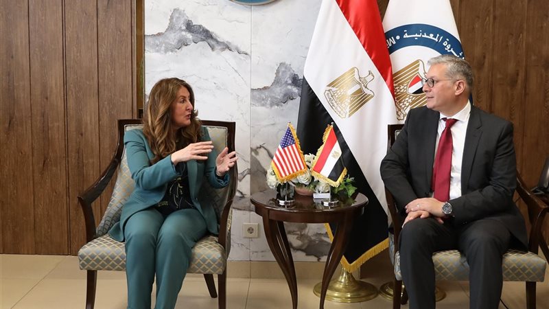 وزير البترول والسفيرة