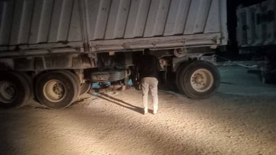 ضغوط نفسية السبب.. شاب ينهي حياته أسفل عجلات سيارة تريلا في الصف