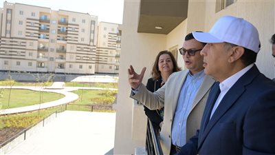 رئيس الوزراء يسلم عقود وحدات سكنية ضمن مبادرة 