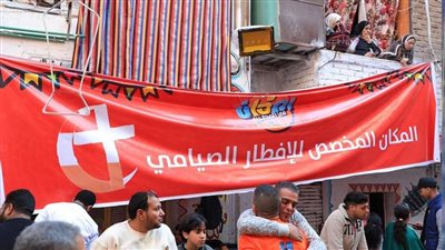 وطن واحد.. المسلمون والمسيحيون على مائدة المحبة في إفطار المطرية السنوي
