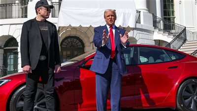 حرب تكسير العظام.. بيع جماعي لسيارات تسلا الكهربائية انتقاما من إيلون ماسك 