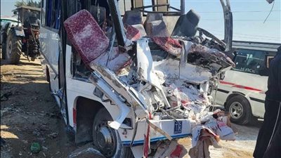 صور| إصابة 18 شخصًا في حادث مروع بين أتوبيس وسيارة نقل بالمنوفية