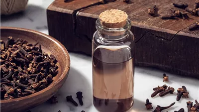 يعالج الشعر وحساسية الجلد.. 7 فوائد سحرية لـ زيت القرنفل