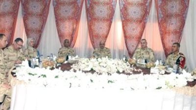 الفريق أحمد خليفة يتناول وجبة الإفطار مع مقاتلى هيئة الإمداد والتموين