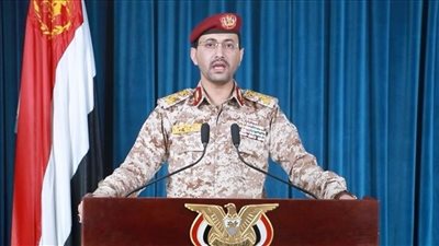 ردًا على الغارات الجوية.. الحوثيون يعلنون استهداف حاملة طائرات أمريكية 