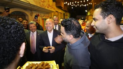 أسرة بالمطرية تستضيف محافظ القاهرة ووزير الشباب على الشاي والقطايف